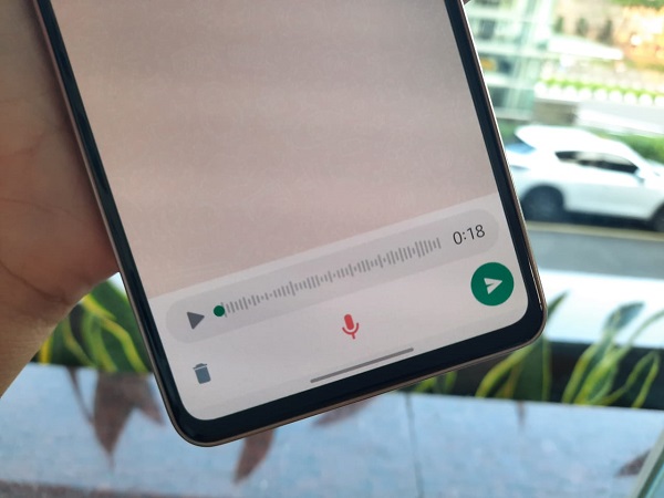 Tips kirim pesan suara di WhatsApp anti malu!