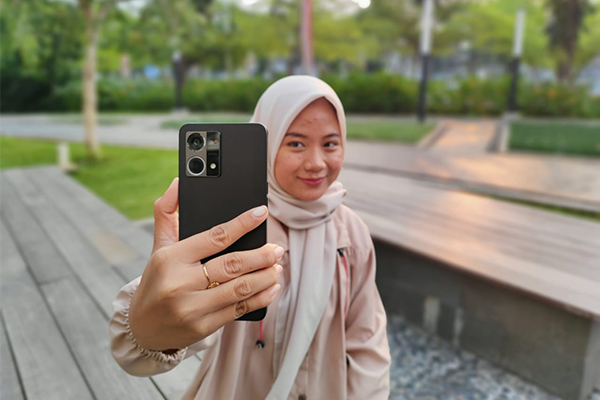 Cara selfie asyik di ponsel OPPO Reno8