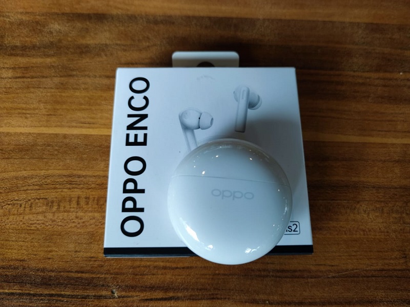Serunya pakai OPPO Enco Buds2 sambil jalan-jalan naik MRT