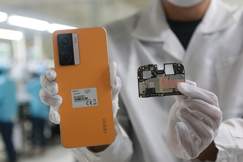 Melihat produksi OPPO A77s di pabrik OPPO Indonesia