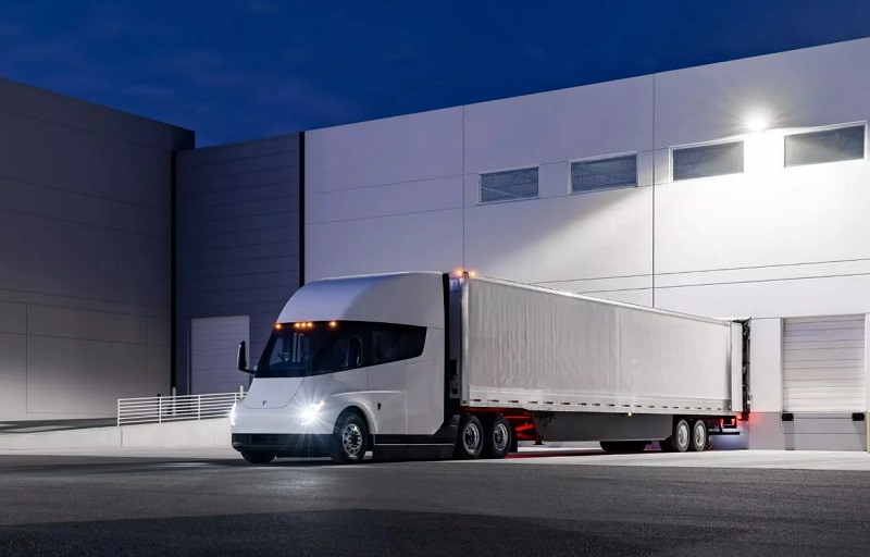 Tesla gelontorkan tambahan Rp53,8 triliun untuk produksi truk Semi dan baterai