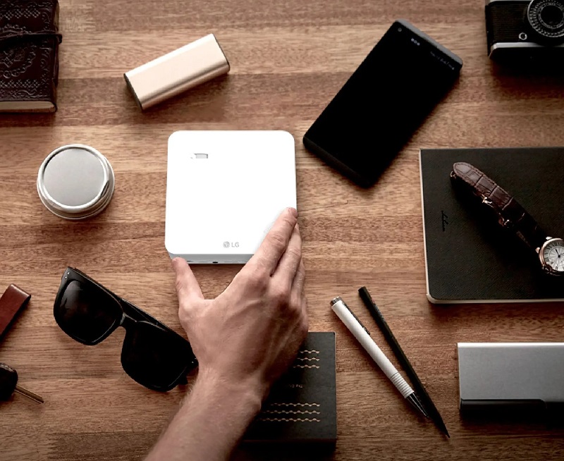 Proyektor portabel LG CineBeam baru punya webOS