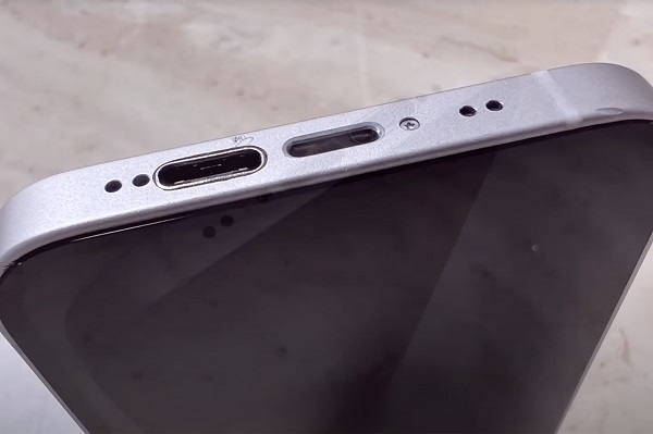 iPhone ini punya 2 port sekaligus: USB-C & Lightning