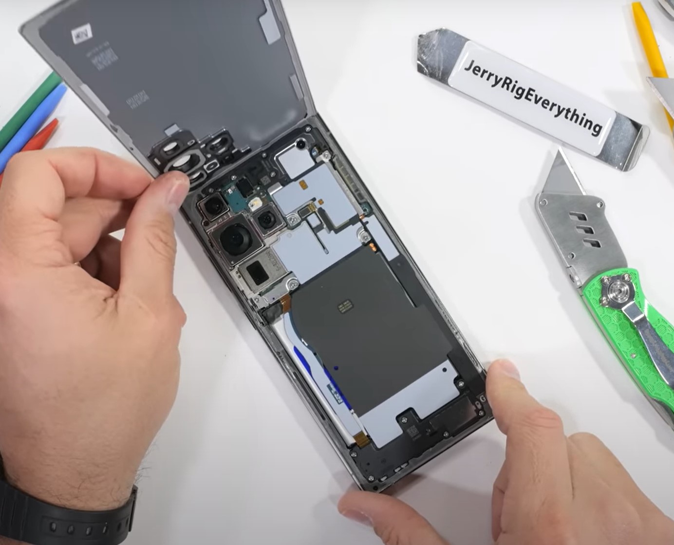 Ternyata baterai Samsung Galaxy S23 Ultra mudah diperbaiki