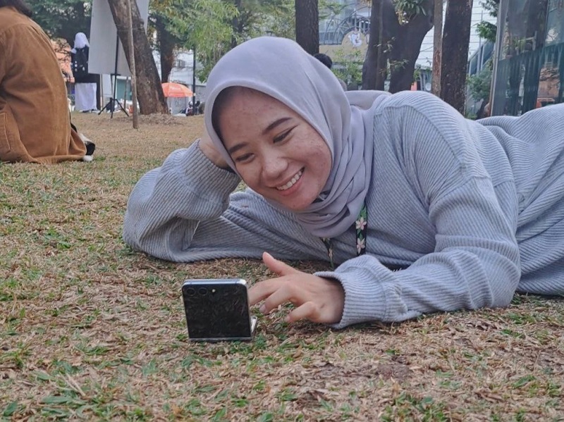 Cara baru scrolling TikTok di Galaxy Z Flip5