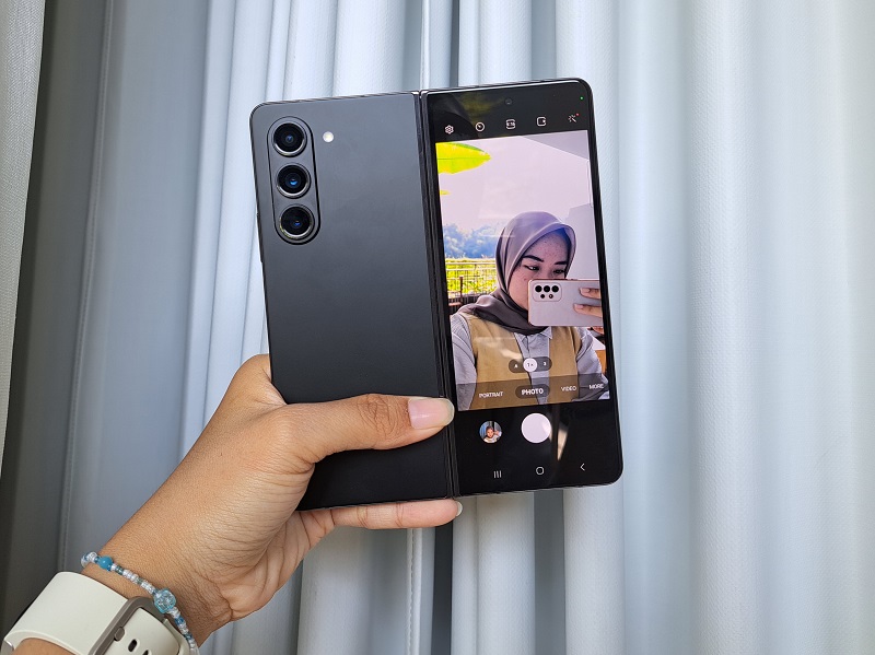 Cara selfie di Galaxy Z Fold5 pakai kamera belakang