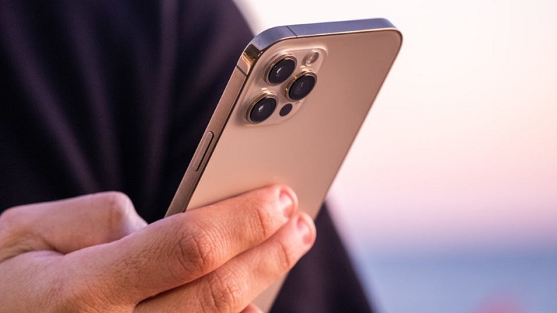 Radiasi terlalu tinggi, iPhone 12 dilarang di Perancis