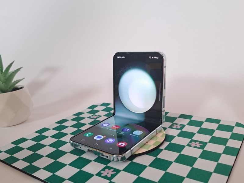 Orang Indonesia paling penasaran dengan ponsel lipat 