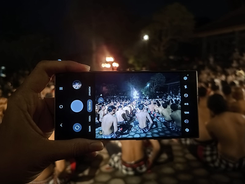 Asyiknya mengukir kenangan low-light Tari Kecak pakai Samsung Galaxy S24 Ultra