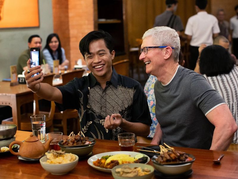CEO Apple, Tim Cook, nikmati sate ayam di Jakarta