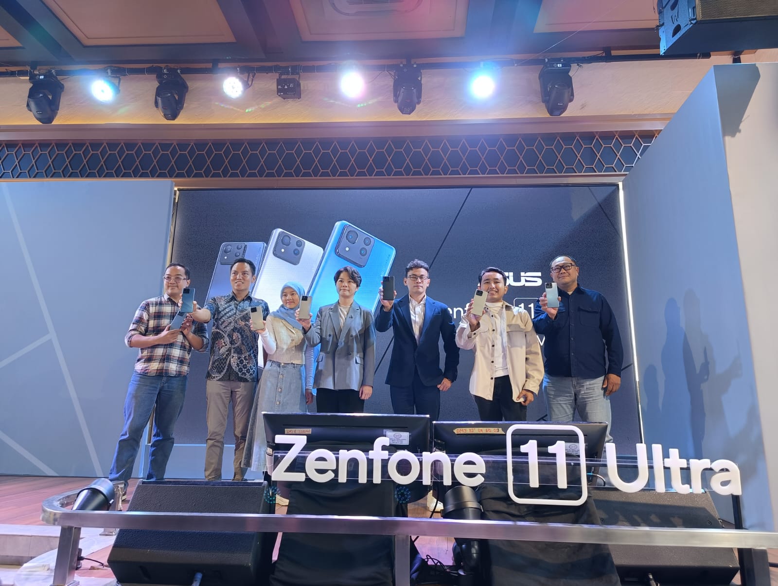 ASUS Zenfone 11 Ultra hadir di Indonesia dengan AI harganya