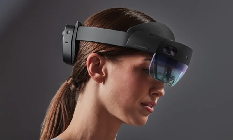 Microsoft siapkan produk pesaing Apple Vision Pro
