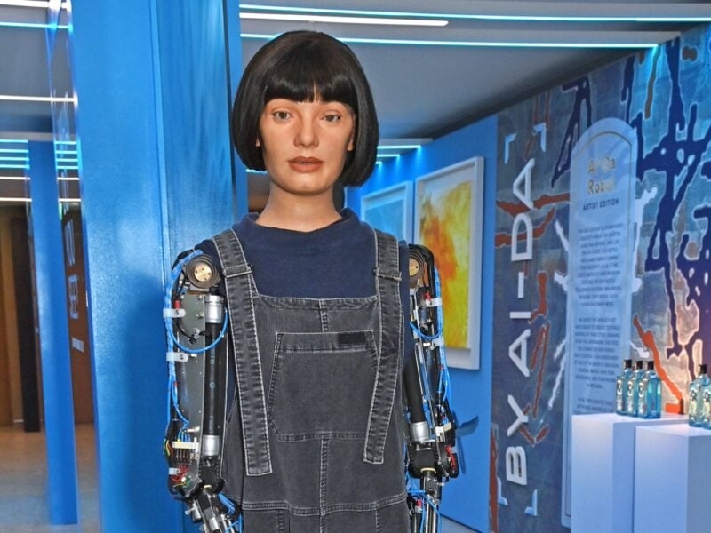 Lukisan robot humanoid ini laku miliaran rupiah