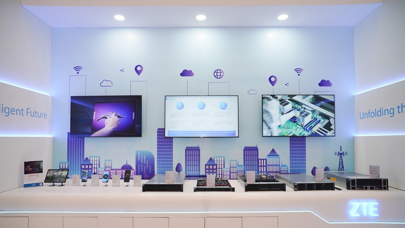 ZTE pamer server dan smartphone inovatif di Indocomtech 2024