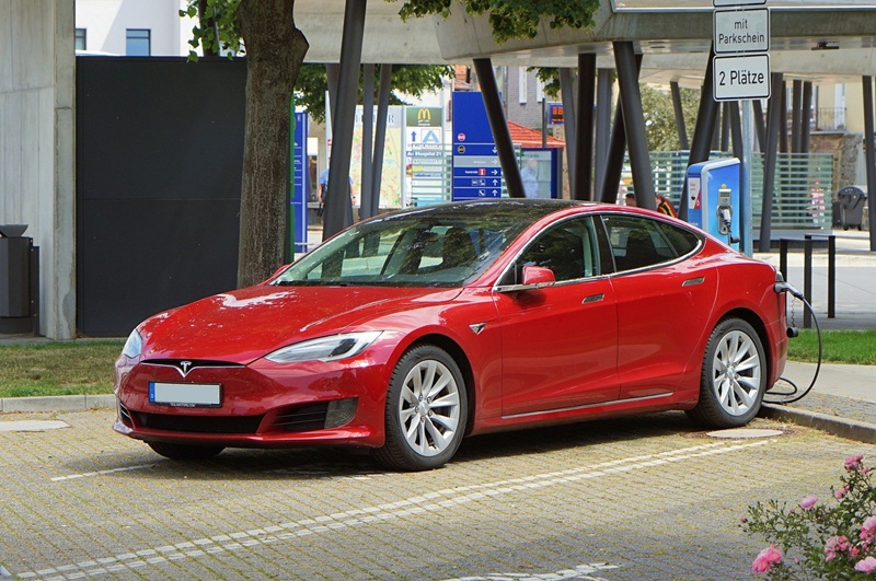 Tesla hadapi penurunan pengiriman pertama dalam sejarah