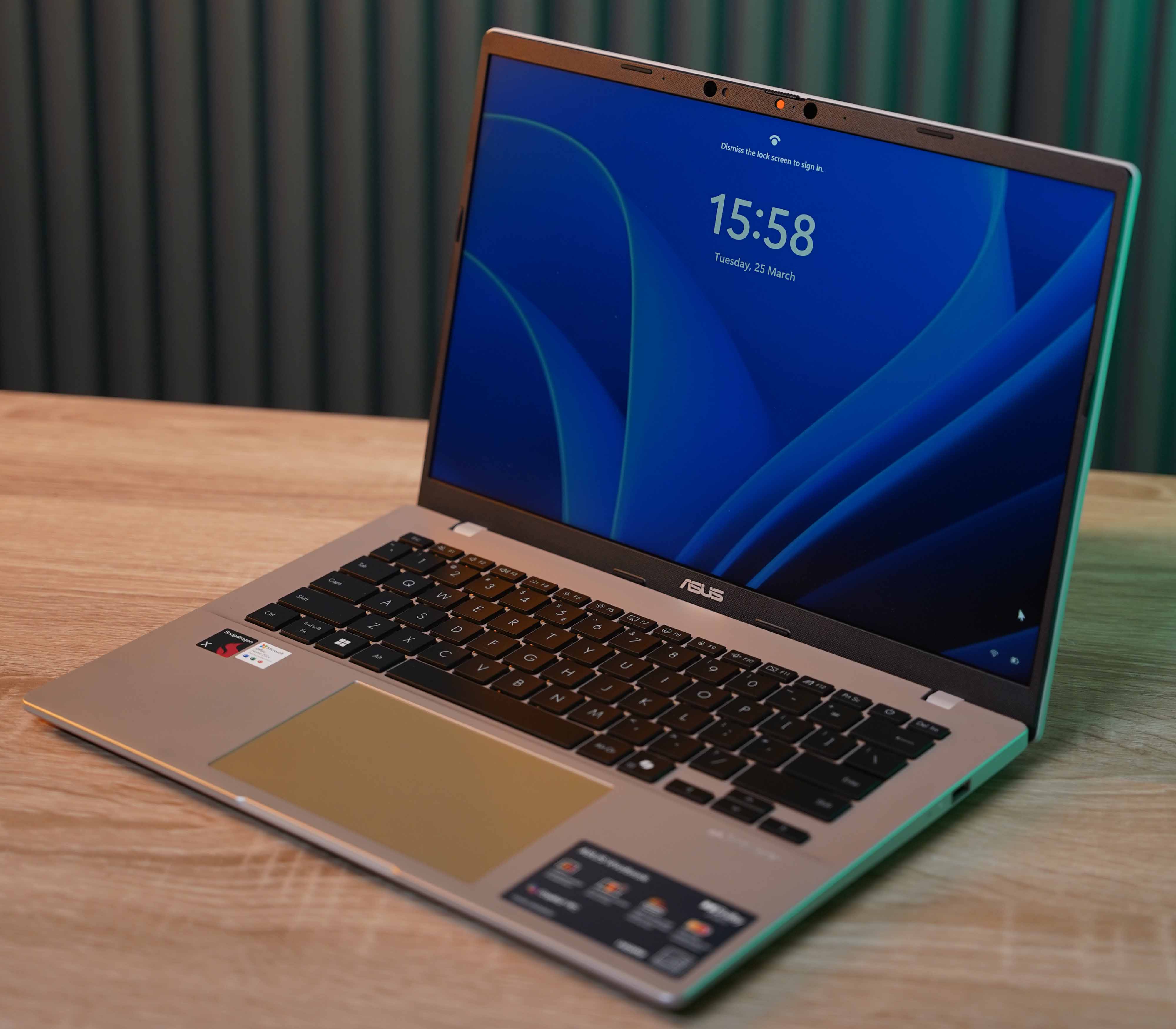 ASUS Vivobook 14 (A1407QA), laptop AI terjangkau baterai tahan seharian!