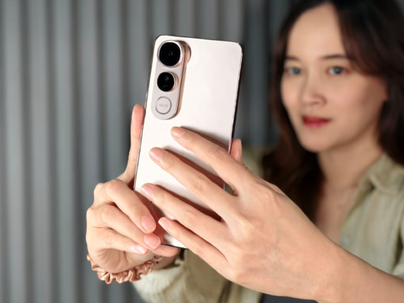 Pilih smartphone yang tepat untuk temani liburan? vivo V50 Lite aja!