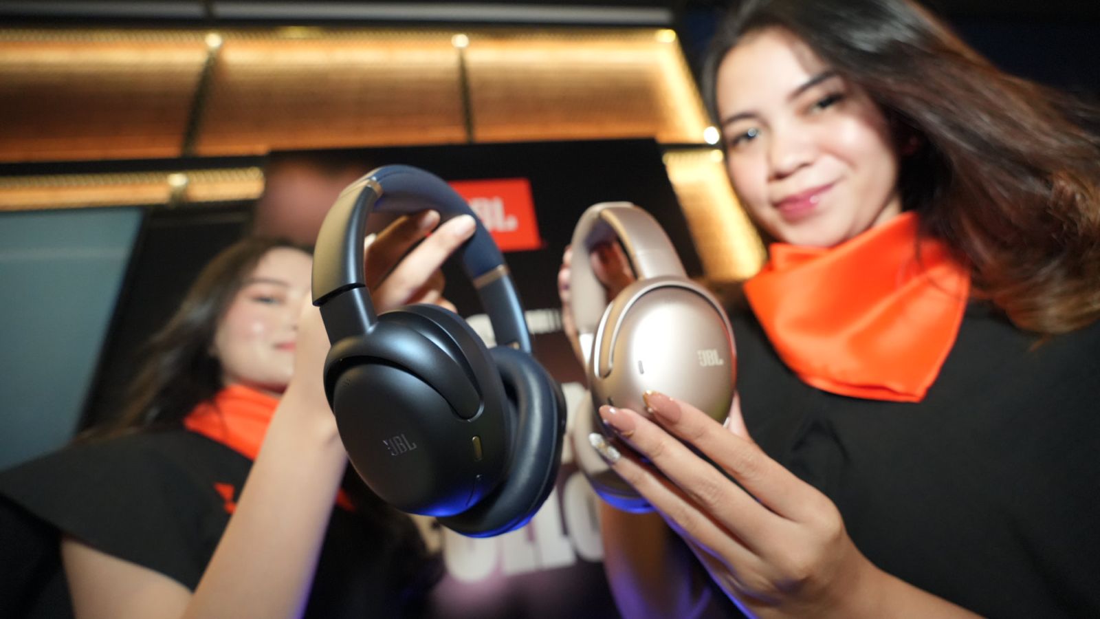 JBL Tour One M3 Smart Tx, headphone pintar dengan transmitter cerdas