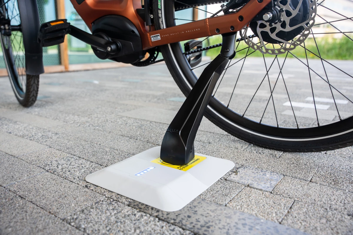 Tiler Compact: Kickstand nirkabel untuk pengisian daya sepeda listrik