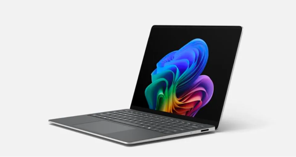 Microsoft luncurkan Surface Laptop 5G bisnis 2025