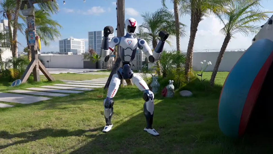 Robot humanoid Unitree R1 seharga Rp94 juta bisa akrobat