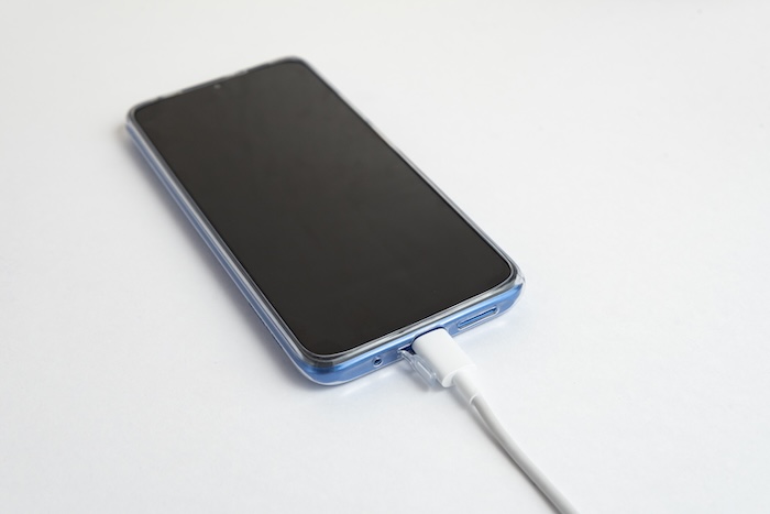Membiarkan Ponsel Terus Terhubung ke Charger Merusak Baterai? Ini Jawaban dan Penjelasannya