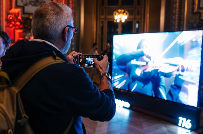 Kolaborasi Hisense dan Devialet Pamerkan Perpaduan Teknologi TV 116 Inchi dan Seni di Paris