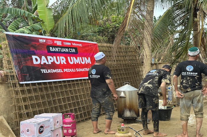 Telkomsel Salurkan Air Bersih dan Dapur Umum untuk Warga Desa Menang Gini Aceh Tamiang